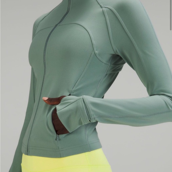 Lulu cropped Nulu define NWOT ~ silver blue - Picture 8 of 10